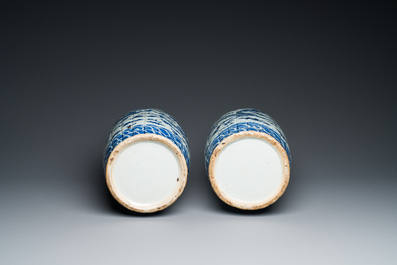 Een paar Chinese blauw-witte 'draken' vazen, 19e eeuw