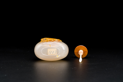 Tabati&egrave;re en agate sculpt&eacute; &agrave; d&eacute;cor de deux chevaux, Chine, 19&egrave;me