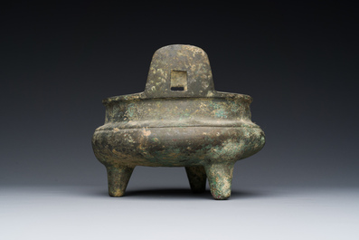 Een Chinese bronzen driepotige wierookbrander, Xuande merk, Ming