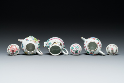 Drie Chinese famille rose theepotten met deksels, Yongzheng