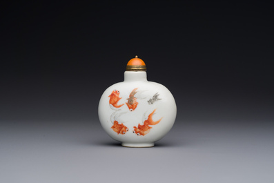 Een Chinese snuiffles met ijzerrood en grisaille decor van goudvissen, Daoguang merk en periode