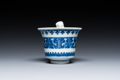 Een Chinese blauw-witte 'Hansje in de kelder' wijnkop, 'gong dao bei', 19e eeuw