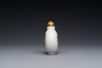 Een Chinese snuiffles met ijzerrood en grisaille decor van goudvissen, Daoguang merk en periode