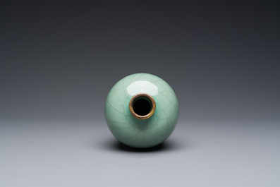 Vase en porcelaine de Chine c&eacute;ladon de Longquan &agrave; monture en bronze dor&eacute;, Ming