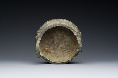 Een Chinese bronzen driepotige wierookbrander, Xuande merk, Ming