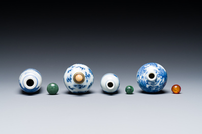 Vier Chinese blauw-witte snuifflessen, 18/19e eeuw