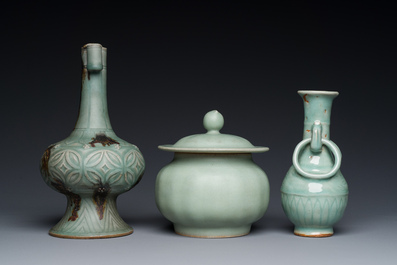 Trois vases et un plat en porcelaine de Chine c&eacute;ladon de Longquan, Yuan/Ming