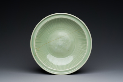 Trois vases et un plat en porcelaine de Chine c&eacute;ladon de Longquan, Yuan/Ming