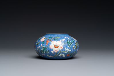 Pot &agrave; eau en porcelaine de Chine famille rose &agrave; fond bleu, marque de Qianlong, R&eacute;publique