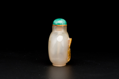 Tabati&egrave;re en agate sculpt&eacute; &agrave; d&eacute;cor de deux chevaux, Chine, 19&egrave;me