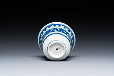Een Chinese blauw-witte 'Hansje in de kelder' wijnkop, 'gong dao bei', 19e eeuw