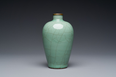 Vase en porcelaine de Chine c&eacute;ladon de Longquan &agrave; monture en bronze dor&eacute;, Ming