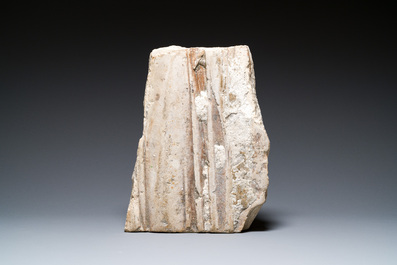 Fragment d'autel ou de tombeau en gr&egrave;s sculpt&eacute;, France, 15/16&egrave;me