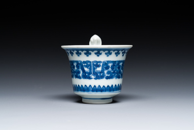 Een Chinese blauw-witte 'Hansje in de kelder' wijnkop, 'gong dao bei', 19e eeuw
