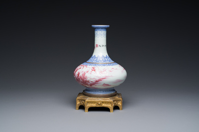 Vase de forme bouteille en porcelaine de Chine en &eacute;maux bleu et rose &agrave; monture en bronze dor&eacute;, 20&egrave;me