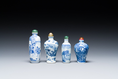 Vier Chinese blauw-witte snuifflessen, 18/19e eeuw