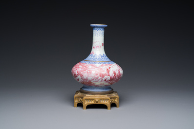 Vase de forme bouteille en porcelaine de Chine en &eacute;maux bleu et rose &agrave; monture en bronze dor&eacute;, 20&egrave;me