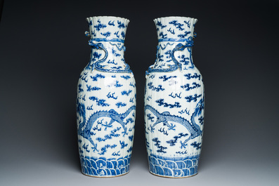 Een paar Chinese blauw-witte 'draken' vazen, 19e eeuw