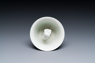 Een Chinese blauw-witte 'Hansje in de kelder' wijnkop, 'gong dao bei', 19e eeuw