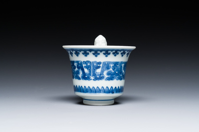 Een Chinese blauw-witte 'Hansje in de kelder' wijnkop, 'gong dao bei', 19e eeuw