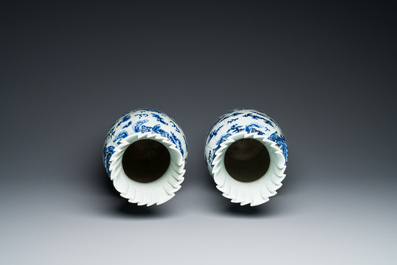 Een paar Chinese blauw-witte 'draken' vazen, 19e eeuw