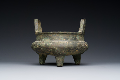Een Chinese bronzen driepotige wierookbrander, Xuande merk, Ming