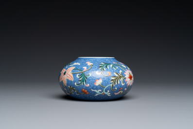 Pot &agrave; eau en porcelaine de Chine famille rose &agrave; fond bleu, marque de Qianlong, R&eacute;publique
