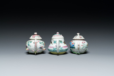 Drie Chinese famille rose theepotten met deksels, Yongzheng