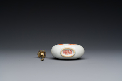 Een Chinese snuiffles met ijzerrood en grisaille decor van goudvissen, Daoguang merk en periode