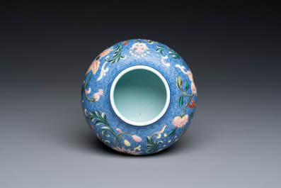 Pot &agrave; eau en porcelaine de Chine famille rose &agrave; fond bleu, marque de Qianlong, R&eacute;publique