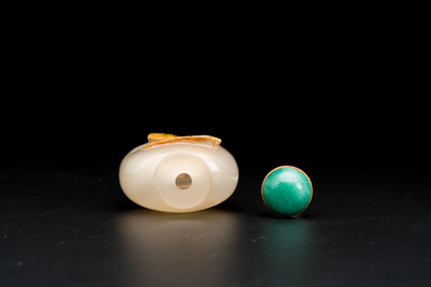 Tabati&egrave;re en agate sculpt&eacute; &agrave; d&eacute;cor de deux chevaux, Chine, 19&egrave;me