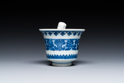 Een Chinese blauw-witte 'Hansje in de kelder' wijnkop, 'gong dao bei', 19e eeuw