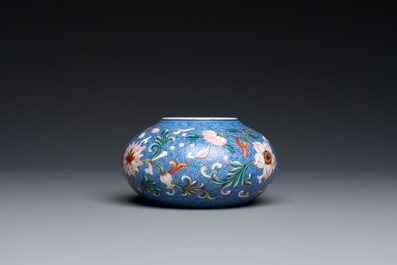 Pot &agrave; eau en porcelaine de Chine famille rose &agrave; fond bleu, marque de Qianlong, R&eacute;publique