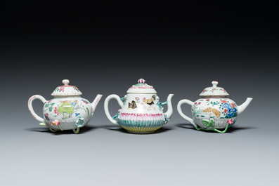 Drie Chinese famille rose theepotten met deksels, Yongzheng