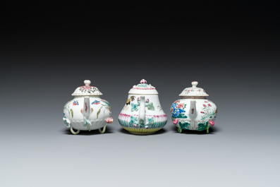 Drie Chinese famille rose theepotten met deksels, Yongzheng