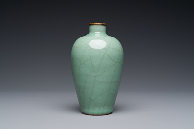 Vase en porcelaine de Chine c&eacute;ladon de Longquan &agrave; monture en bronze dor&eacute;, Ming
