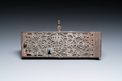 Noble plaque de serrure en fer forg&eacute; grav&eacute;e, France, 17&egrave;me