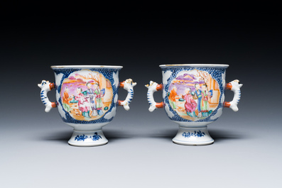 Een paar ongewone Chinese famille rose bekers met mandarijns decor, Qianlong