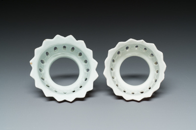Paire de supports de trembleuse ou 'mancerina' en porcelaine de Chine famille rose, Qianlong