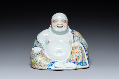 Een Chinese famille rose Boeddha op houten sokkel, Wei Hongtai 魏洪泰 merk, 19/20e eeuw
