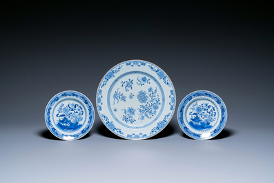 Un grand plat et 26 assiettes en porcelaine de Chine en bleu et blanc, Kangxi/Qianlong