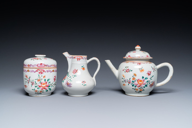 Een Chinees famille rose theeservies en zes borden, Qianlong