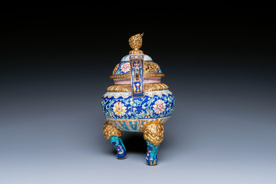 Br&ucirc;le-parfum couvert pour l'hommage imp&eacute;rial en &eacute;maux de Canton &agrave; fond bleu, marque et &eacute;poque de Qianlong