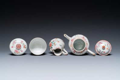 Een Chinees famille rose theeservies en zes borden, Qianlong