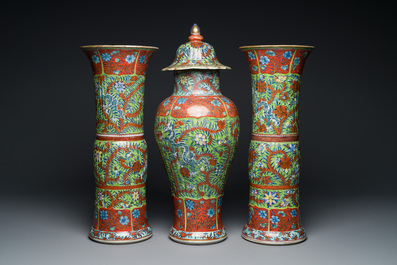 Een in Engeland overgedecoreerd Chinees blauw-wit kaststel van drie vazen, Kangxi