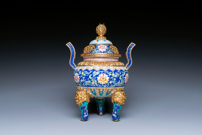 Br&ucirc;le-parfum couvert pour l'hommage imp&eacute;rial en &eacute;maux de Canton &agrave; fond bleu, marque et &eacute;poque de Qianlong