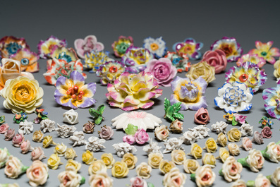 Een uitgebreide collectie porseleinen bloemen, 18e eeuw en later