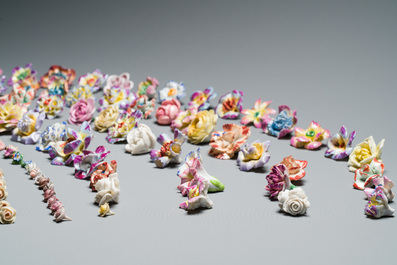 Een uitgebreide collectie porseleinen bloemen, 18e eeuw en later