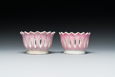 Paire de supports de trembleuse ou 'mancerina' en porcelaine de Chine famille rose, Qianlong