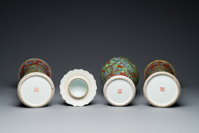 Een in Engeland overgedecoreerd Chinees blauw-wit kaststel van drie vazen, Kangxi